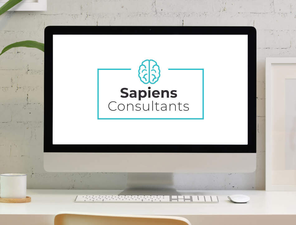PC con logo Sapiens Consultants - Metodología